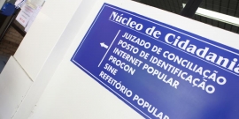 Placa indica serviços oferecidos pelo Núcleo de Cidadania