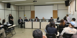 Vereadores e demais presentes ouvem explicações da Prefeitura em audiência da Comissão de Orçamento