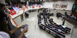 Plenário aprovou redução de R$ 0,05 na passagem de ônibus. Manifestantes ocuparam o prédio, exigindo redução maior.