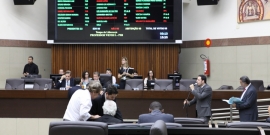 Impasse entre base e oposição sobre projetos de autoria do Executivo poderá atrasar as votações no plenário 
