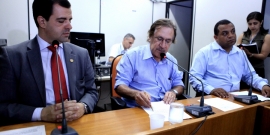 Juninho Los Hermanos, Professor Ronaldo Gontijo (presidente) e Lúcio Bocão aprovam pareceres na reunião (Foto: Rafa Aguiar)