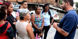 Moradores vizinhos a córrego que transbordou conversam com vereador Adriano Ventura