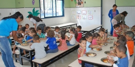 Alunos se alimentam na rede municipal de ensino