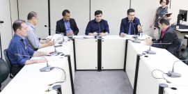 Vereadores compõem mesa de reunião no Plenário Helvécio Arantes