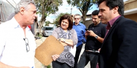 Vereador Carlos Henrique e comunidade em visita técnica no Bairro Alto dos Pinheiros