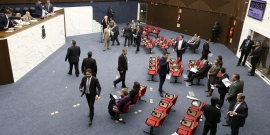 Veeadores debatem na 49ª reunião plenária da 18ª legislatura, em 13 de junho de 2017.