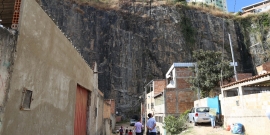 Vista das casas ao pé da pedreira no Bairro Tupi