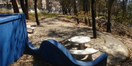 Mesas, bancos e cadeira em praça de Parque Público
