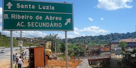 Placa na entrada do Bairro Ribeiro de Abreu indicando a direção do bairro e a direção para Santa Luzia