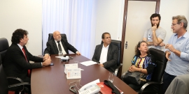 Presidente Henrique Braga sentado à mesa de reunião junto a representantes da sociedade civil