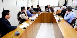 Parlamentares e convidados compõem mesa de reunião