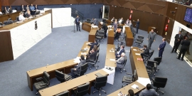 Vereadores em reunião plenária na Câmara de BH