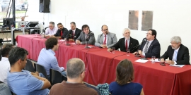 Vereadores e convidados em mesa de debates durante audiência para tratar dos impactos da Lei Kandir