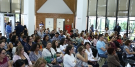 Dezenas de professoras aposentadas acompanham audiência no hall