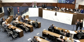 Vereadores em reunião plenária na Câmara de BH