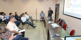 Servidor apresenta planilhas de gastos do Legislativo Municipal entre maio e agosto