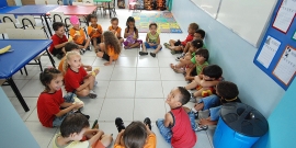 Crianças e professora desenvolvem atividade em Unidade Municipal de Educação Infantil (UMEI)