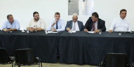 Vereadores e representantes dos feirantes compondo a mesa em reunião da Comissão Especial de Estudos sobre os feirantes e amb