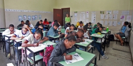 Estudantes em sala de aula da rede municipal 