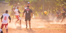 Partida de futebol em campo de futebol de várzea