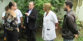 Vereador dialogando com técnicos e outros responsáveis pelo centro de saúde 