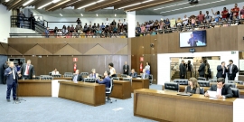 Vista panorâmica do plenário. Léo Burguês ao microfone e galeria repleta de servidores manifestantes