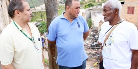 Vereador Edmar Branco e moradores, em visita técnica à Rua General Osório, Bairro Alto Vera Cruz