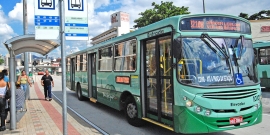 Õnibus do sistema de transporte público coletivo de passageiros se aproxima do ponto de embarque/desembarque