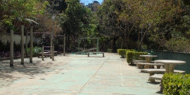 Espaço de lazer com mesinhas de concreto no Parque Baleares, em Venda Nova