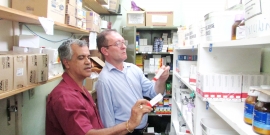 Vereadores Catatau e Cláudio da Drogaria Duarte, fiscalizando abastecimetno de medicamentos no Centro de Saúde Rio Branco