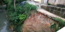 Barranco sob risco de desmoronamento, em frente à Rua Afonso Torres, Bairro Jardim Guanabara