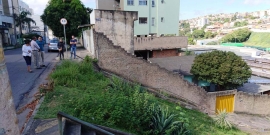 Vereador Carlos Henrique e Marcos Vinicius da Silva, da BHTrans, em visita técnica a cruzamento de vias no Bairro Nova Granada