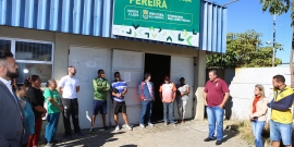 Vereador Edmar Branco e representantes das secretarias municipais de Educação, Esporte e Lazer, Saúde, Administração Regional Nordeste e comunidade, em visita técnica ao Ginásio Poliesportivo Luiza Antônia Pereira, no Bairro Jardim Vitória