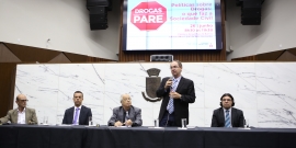 Mesa composta por representantes de entidades, que trabalham com dependentes químicos, e pelo vice-prefeito Paulo Lamac, que faz suas considerações em seminário sobre políticas anti-drogas