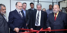 Representantes do TJMG e presidente Henrique Braga desfazem laço de fita vermelha, inaugurando posto de atendimento