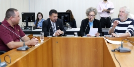 parlamentares compõem mesa de reunião