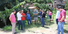 Vereadores Wesley Autoescola e Hélio da Farmácia, Danilo Oliveira Heleno, engenheiro da Gerência de Infraestrutura Urbana (Gerurb) Barreiro, José Mauro Gomes, sub secretário de Fiscalização da Secretaria Municipal de Política Urbana e comunidade, em visita técnica a via de acesso a residências localizadas às margens do Córrego Parque das Águas, Bairro Flávio Marques Lisboa, Região do Barreiro