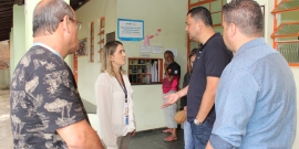 Vereador Irlan Melo, gerente do Centro de Saúde João XXIII, Flávia Queiroga Dayrell, e representante da Coordenação da Administração Regional Oeste, em visita técnica ao Centro de Saúde João XXIII, Bairro Vila Oeste