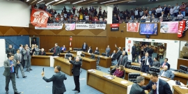 vista geral do Plenário Amynthas de BArros. Parlamentares circulam e manifestantes ocupam galeria