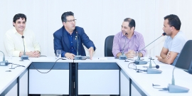 parlamentares compõem mesa de reunião