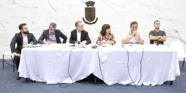 Parlamentares e convidados compõem mesa de reunião