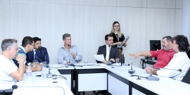 Parlamentares compõem mesa de reunião