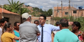 Vereador Jair Di Gregório, Humberto Guimarães, coordenador da Regional Norte e comunidade, em visita técnica a ruas do Bairro Maria Tereza