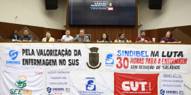 Vereador Fernando Borja e representantes dos Sindicato dos Enfermeiros do Estado de Minas Gerais, Movimento dos Ativistas da Enfermagem Brasileira, SAMU, Conselho Municipal de Saúde e Associação Nacional dos Auxiliares e Técnicos de Enfermagem, em audiência pública da Comissão de Saúde e Saneamento 