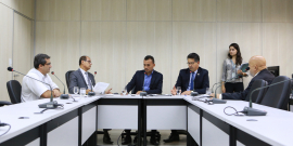 Parlamentares compõem mesa de reunião