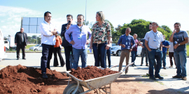 parlamentares e convidados em visita técnica