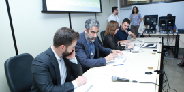 Sentados à Mesa, secretários municipais da área de Planejamento e Orçamento apresentam diretrizes ao público presente