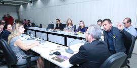 Parlamentares e convidados compõem mesa de reunião