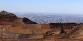 Vista da Mina Granja Corumi, na Serra do Curral. Cava e terra seca. Cidade ao fundo