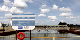 Estação de tratamento de água da Copasa. Represa de água e placa da Copasa dizendo "água é vida